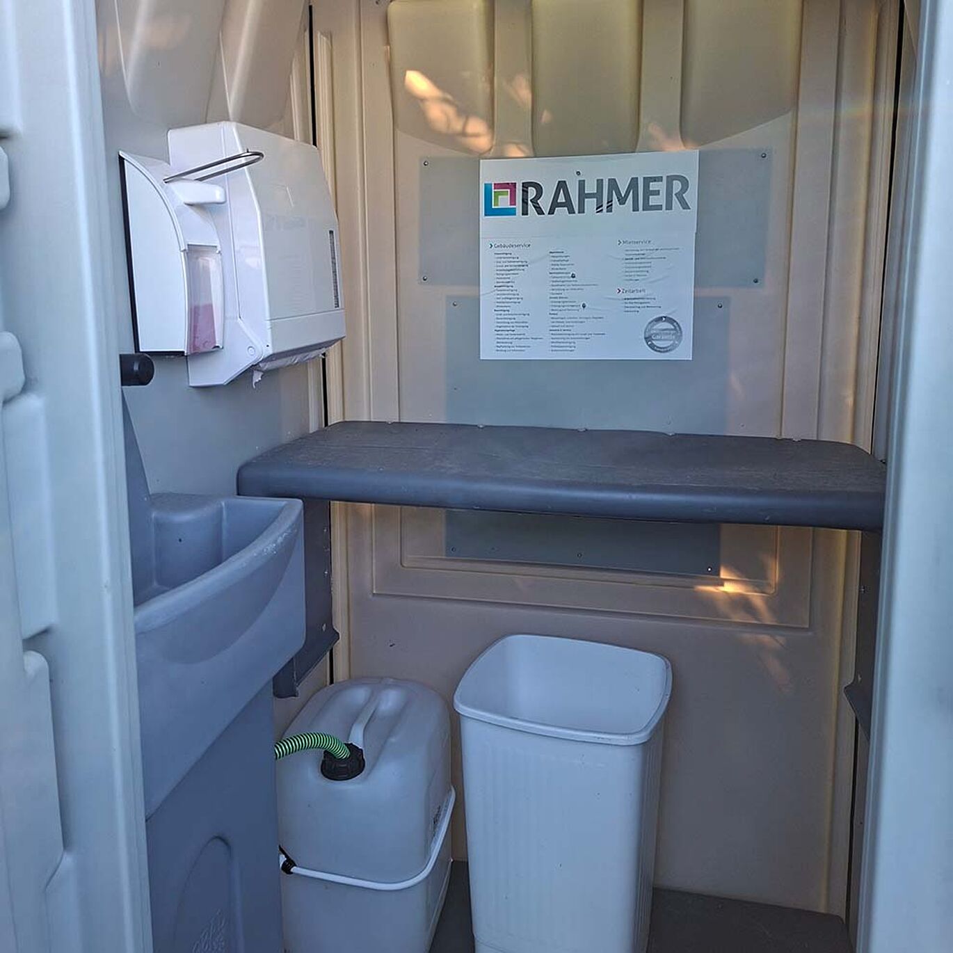 Babywickelkabine mieten bei RAHMER Mietservice - Innenansicht